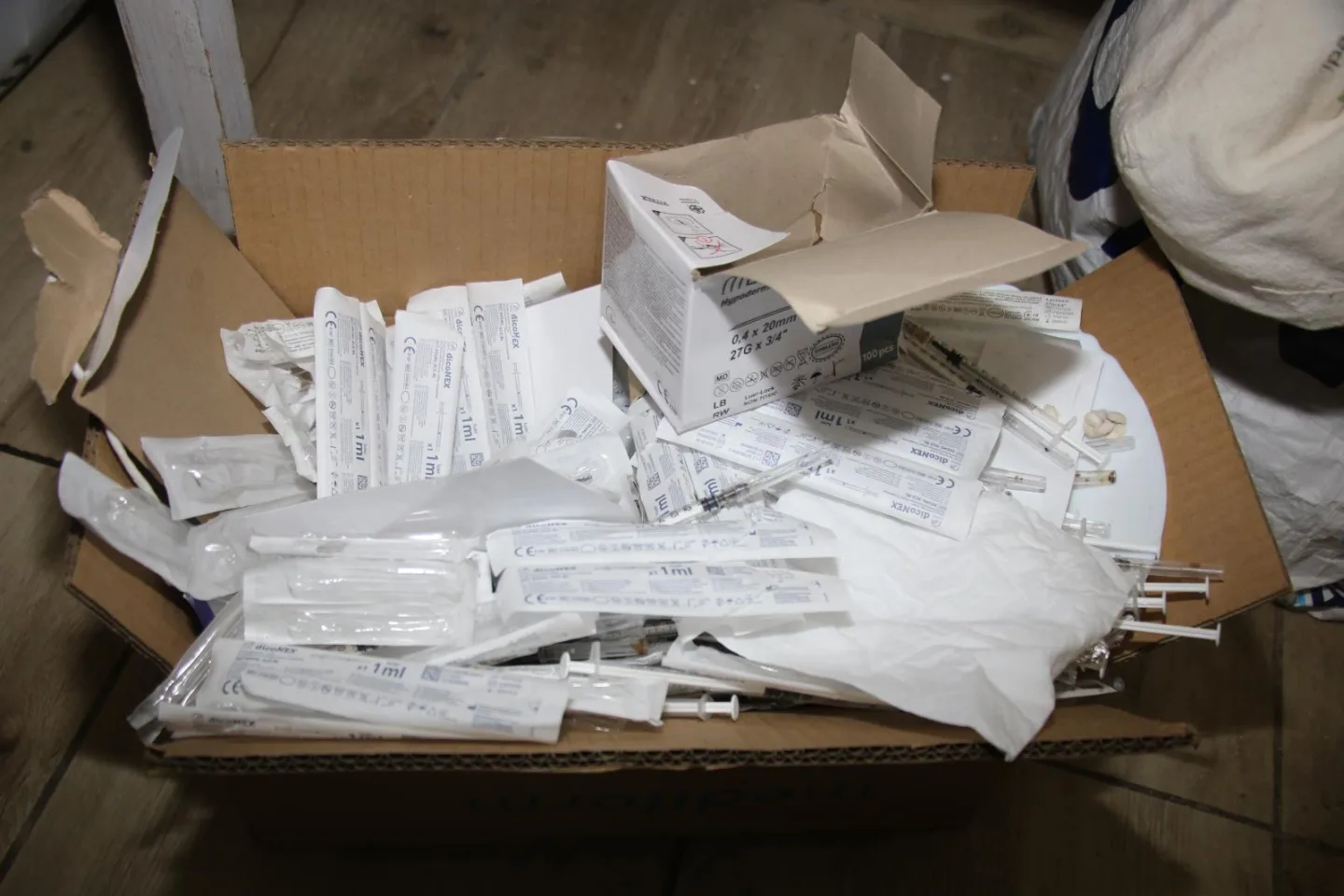 Heroin vyráběli v pronajatých prostorách. Kriminalisté dvojici sledovali čtyři měsíce