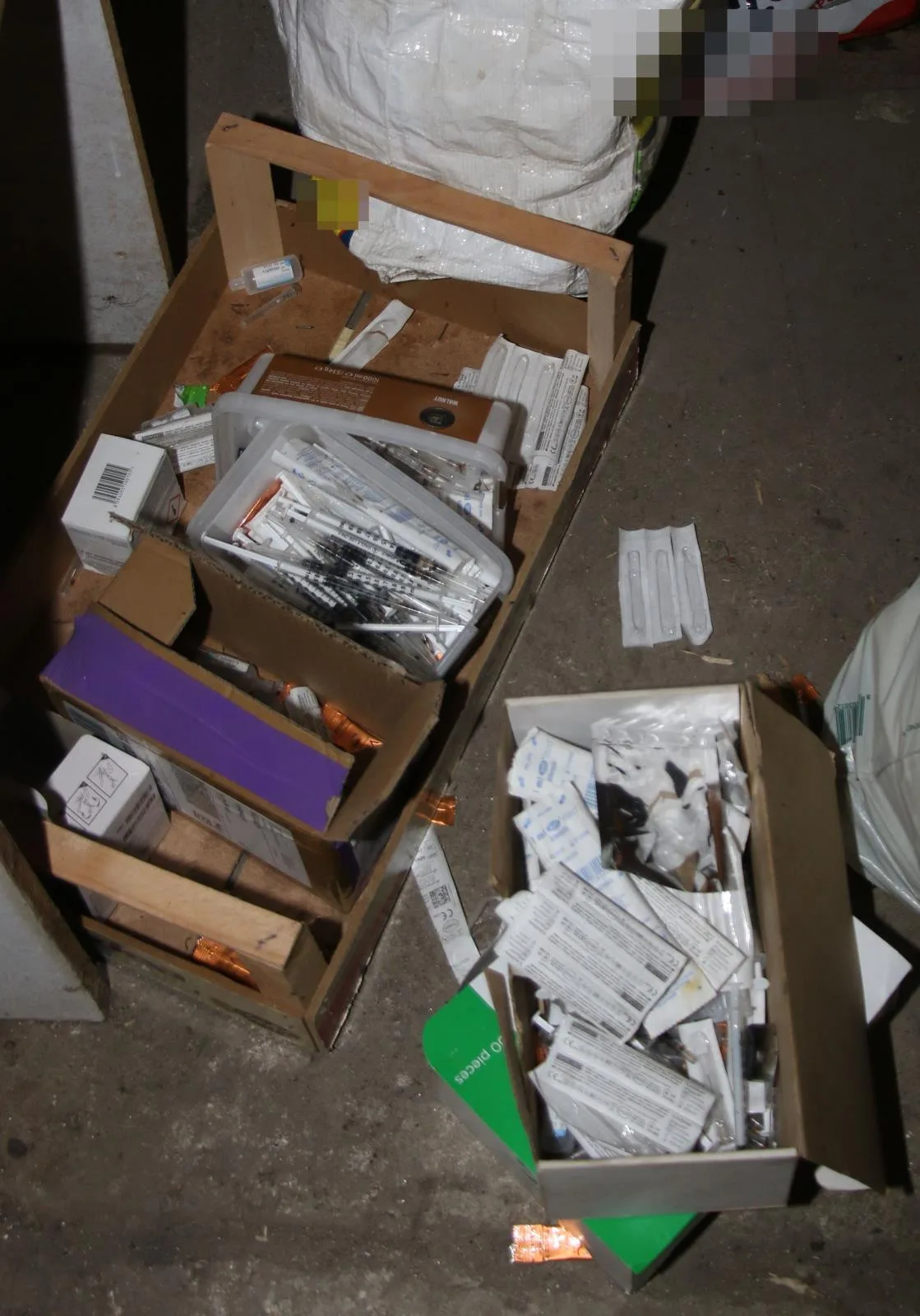Heroin vyráběli v pronajatých prostorách. Kriminalisté dvojici sledovali čtyři měsíce