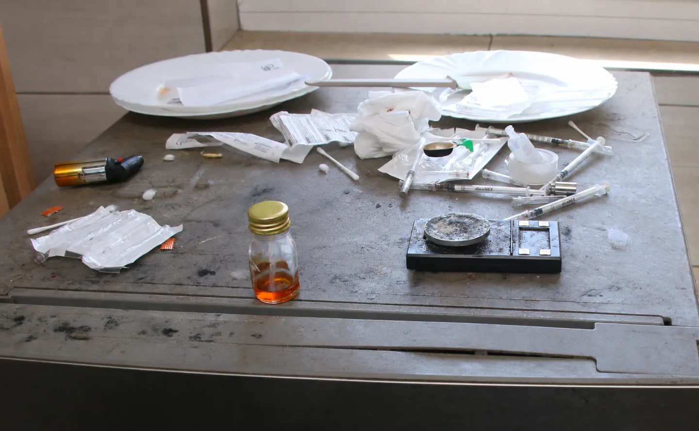 Heroin vyráběli v pronajatých prostorách. Kriminalisté dvojici sledovali čtyři měsíce