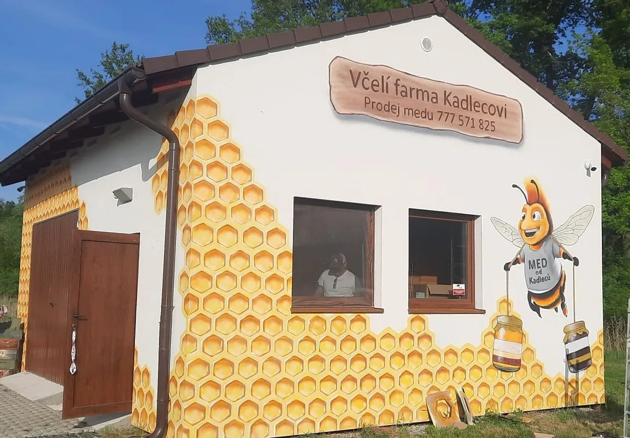 Zloděj řádil u včelího domečku. Kamera zachytila muže, který se vracel pro včelíny