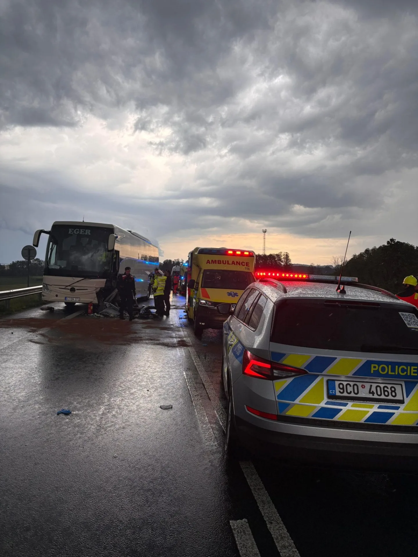 U Boršova se srazil autobus a auto, na místě je více než deset zraněných
