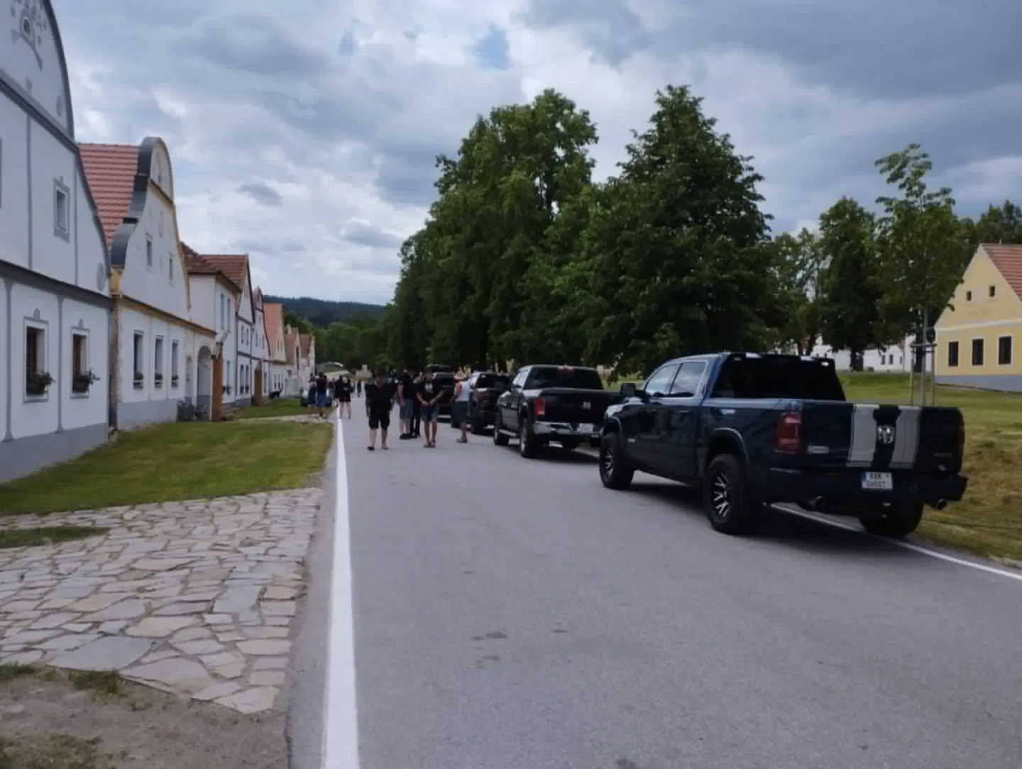 Kolona pickupů obsadila náves památkové zóny. Incident v Holašovicích řeší policie