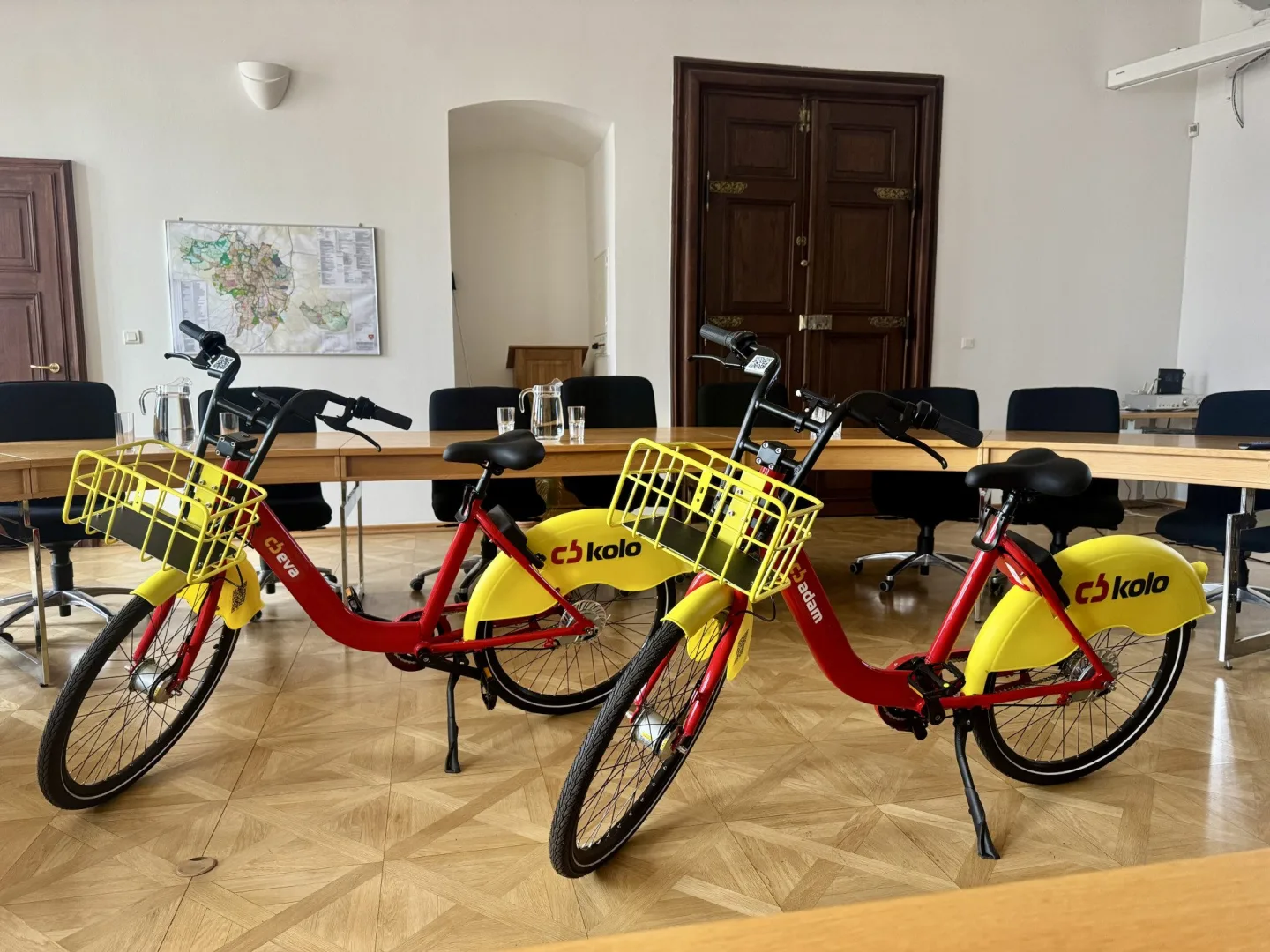 Růžovou střídá žlutočervená. Do budějovických ulic míří 200 nových sdílených kol