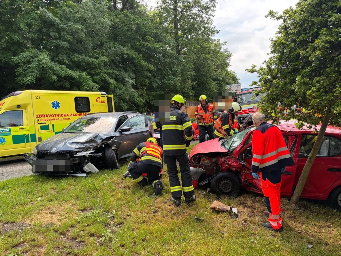 V Chlumu u Třeboně se čelně srazila dvě osobní auta, při nehodě se zranilo šest lidí