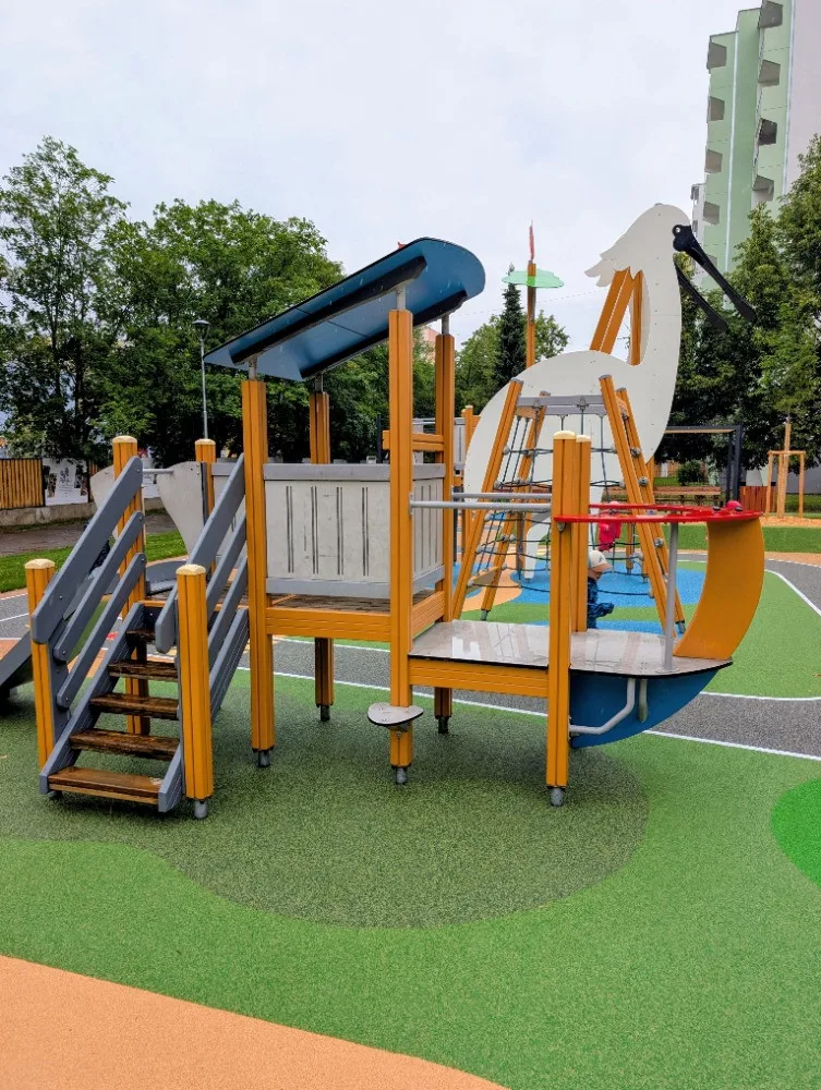 Na Vltavě otevřeli nové hřiště za devět milionů. Nechybí pumptrack ani workout