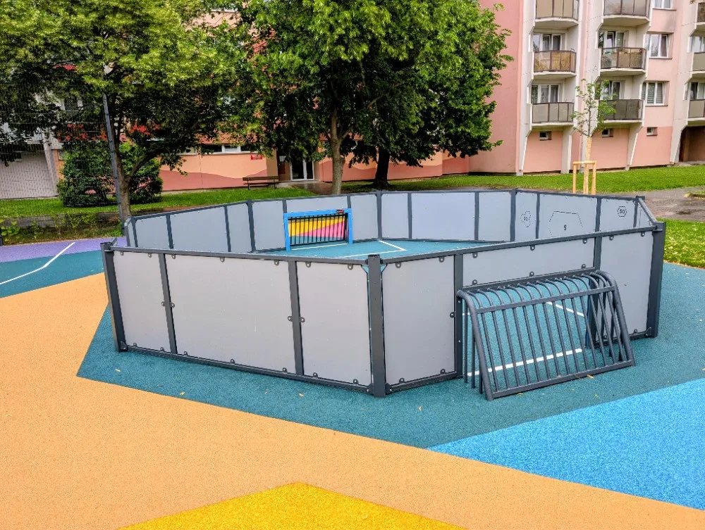 Na Vltavě otevřeli nové hřiště za devět milionů. Nechybí pumptrack ani workout