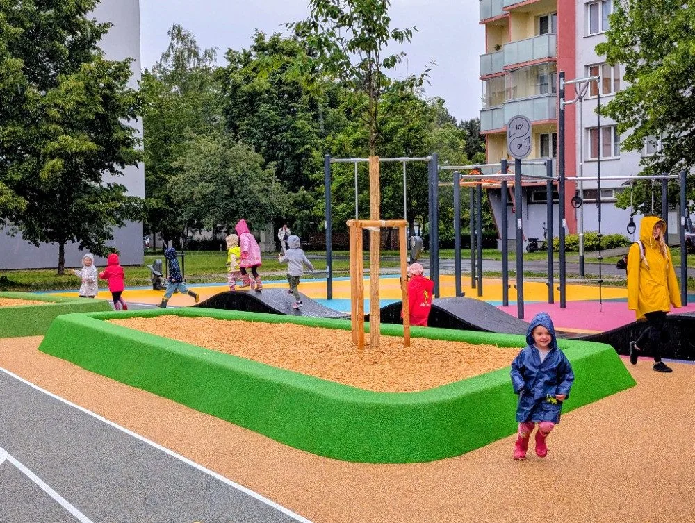 Na Vltavě otevřeli nové hřiště za devět milionů. Nechybí pumptrack ani workout