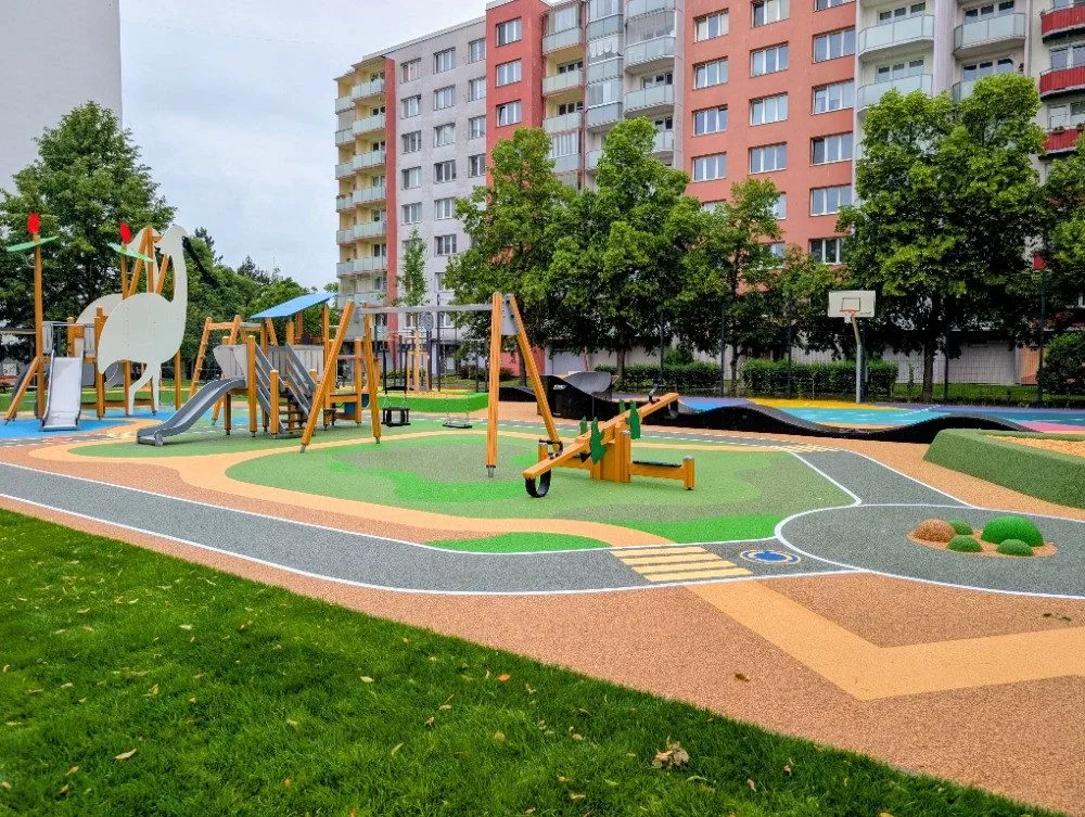 Na Vltavě otevřeli nové hřiště za devět milionů. Nechybí pumptrack ani workout