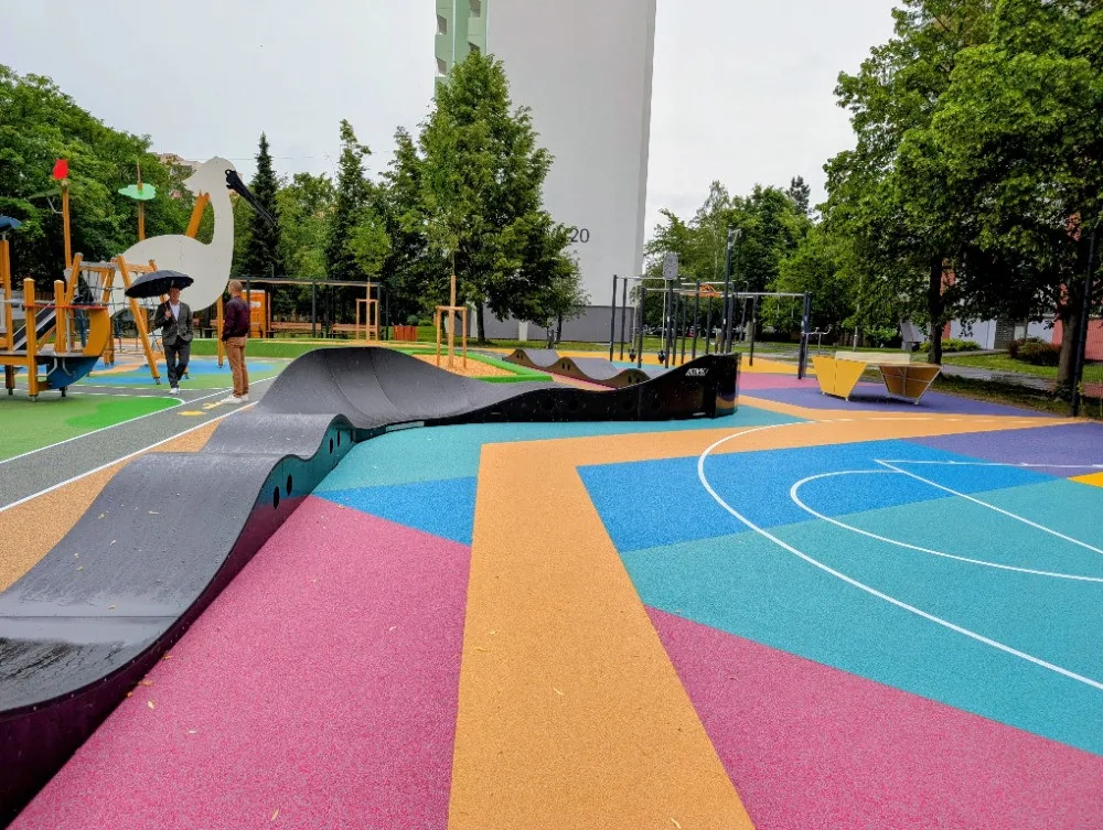 Na Vltavě otevřeli nové hřiště za devět milionů. Nechybí pumptrack ani workout