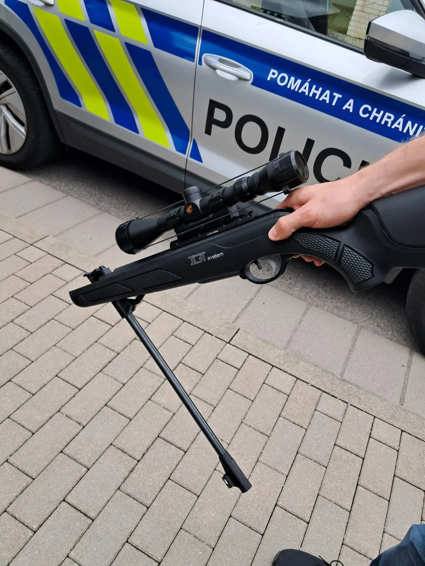 Policie ve Strakonicích zadržela ozbrojeného muže. Měl vzduchovku a střílet po kočce