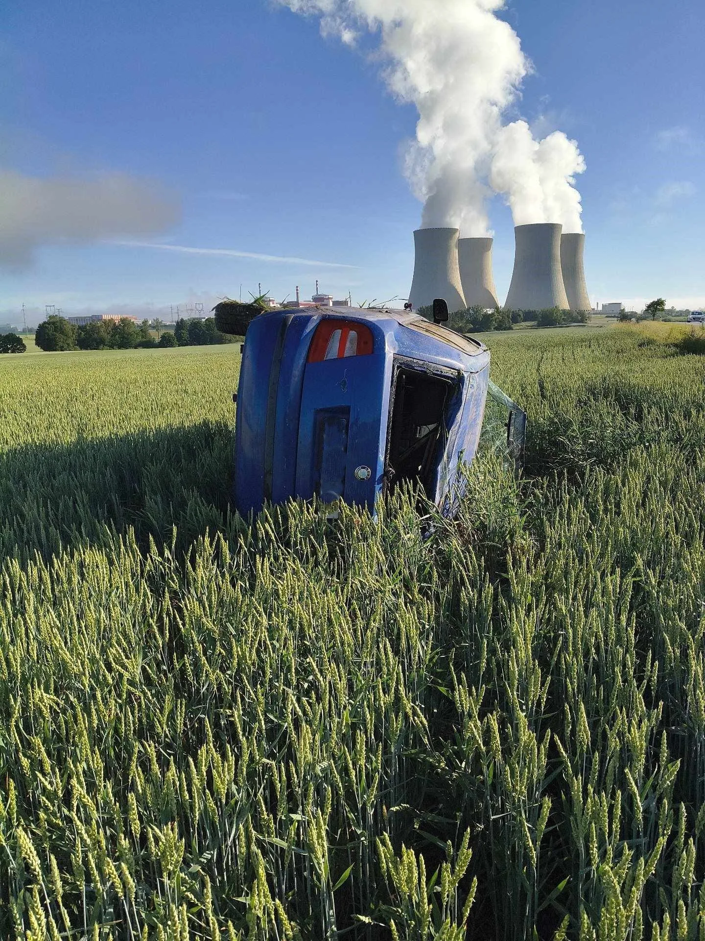 Mladý řidič nezvládl u Temelína řízení. Auto skončilo převrácené v poli