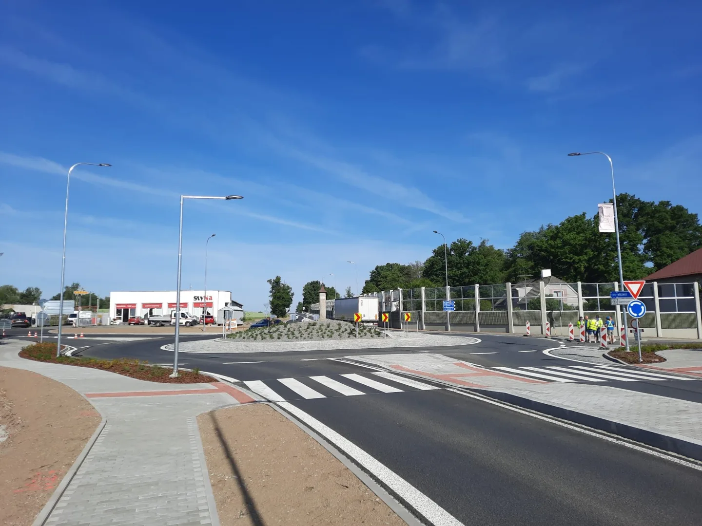 Nebezpečnou křižovatku nahradil v Blatné kruhový objezd