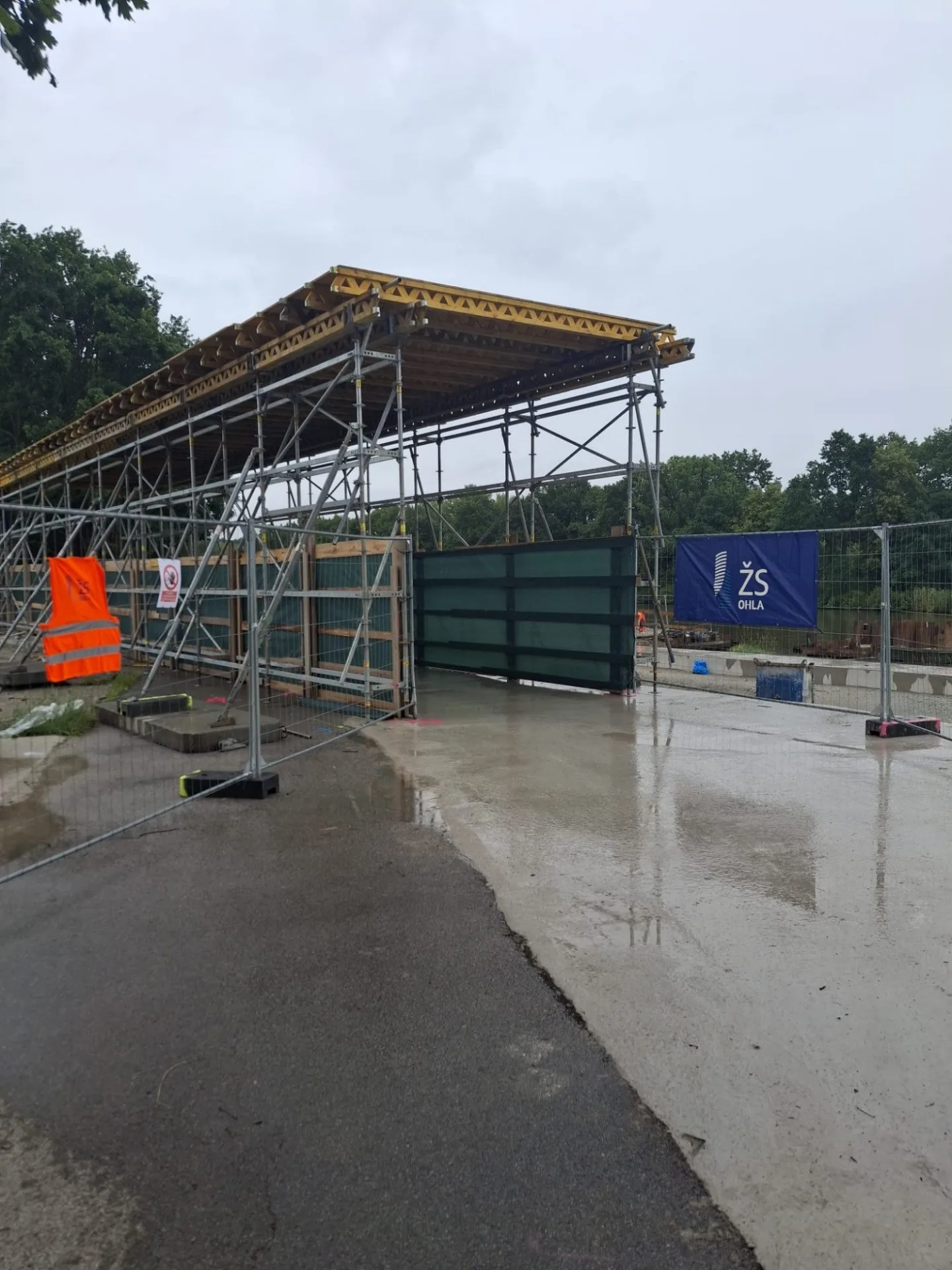 Cyklisty mezi Budějcemi a Hlubokou chrání nový tunel, brzy povede pod přemostěním
