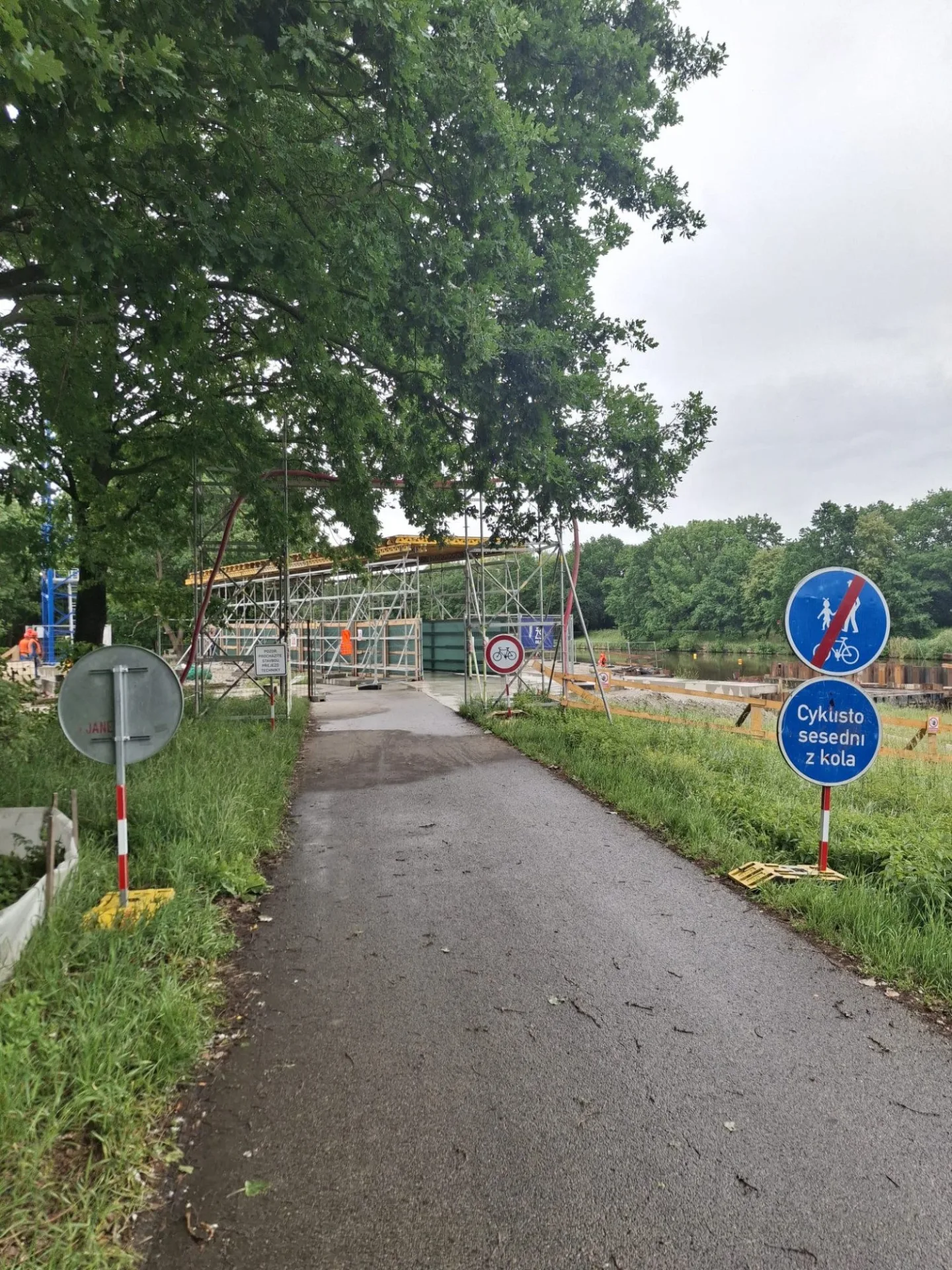 Cyklisty mezi Budějcemi a Hlubokou chrání nový tunel, brzy povede pod přemostěním