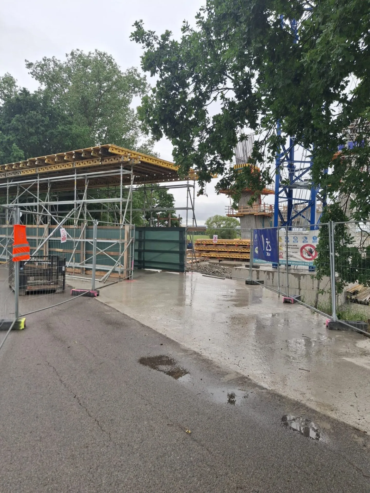 Cyklisty mezi Budějcemi a Hlubokou chrání nový tunel, brzy povede pod přemostěním