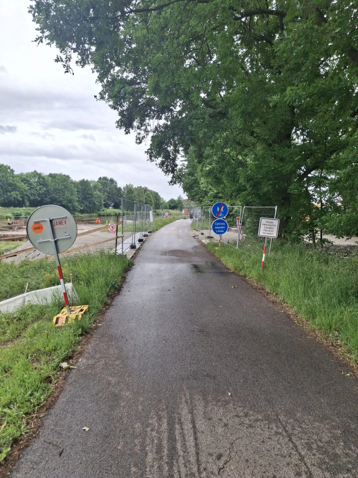 Cyklisty mezi Budějcemi a Hlubokou chrání nový tunel, brzy povede pod přemostěním