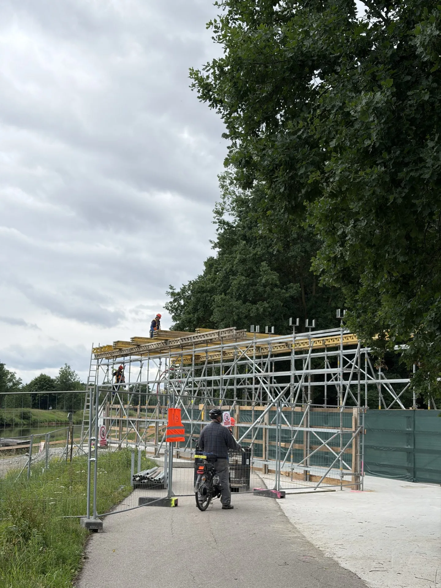 Cyklisty mezi Budějcemi a Hlubokou chrání nový tunel, brzy povede pod přemostěním