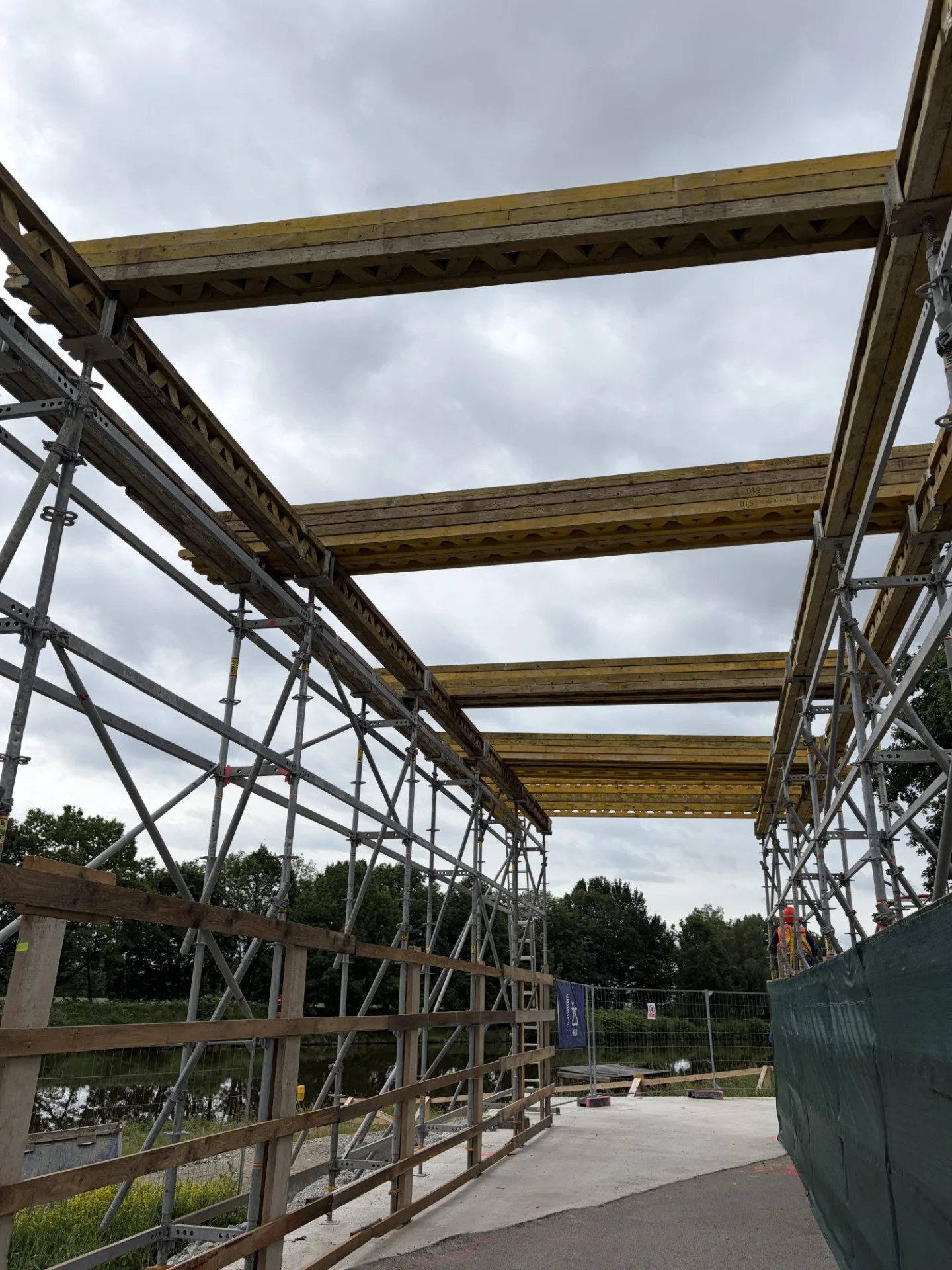 Cyklisty mezi Budějcemi a Hlubokou chrání nový tunel, brzy povede pod přemostěním