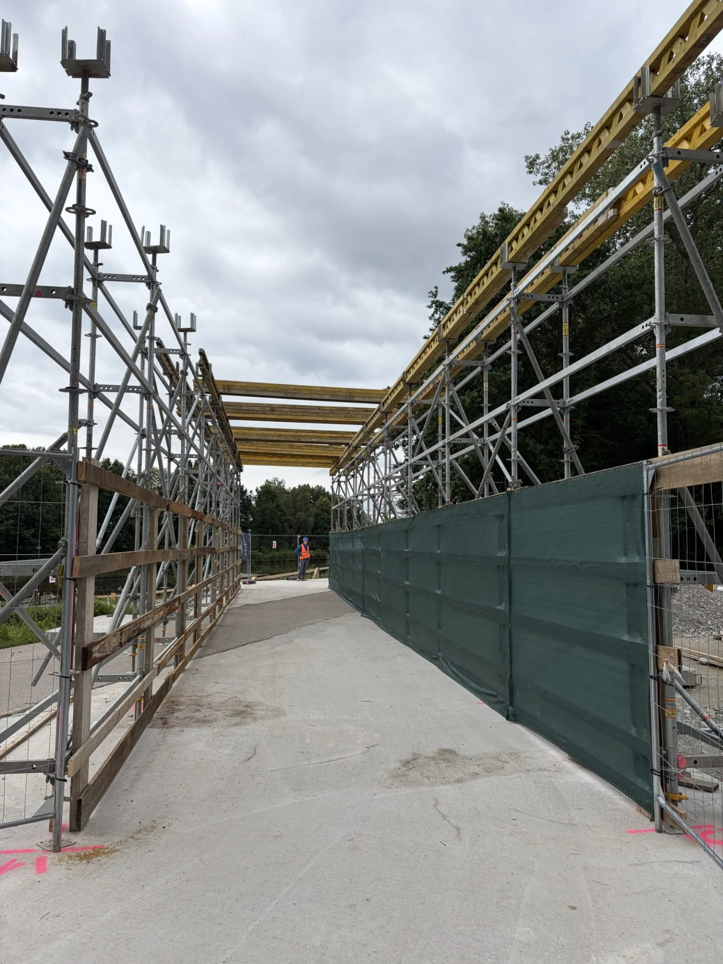 Cyklisty mezi Budějcemi a Hlubokou chrání nový tunel, brzy povede pod přemostěním