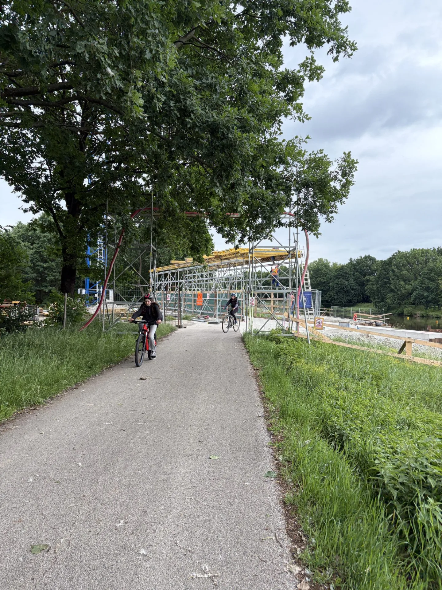 Cyklisty mezi Budějcemi a Hlubokou chrání nový tunel, brzy povede pod přemostěním