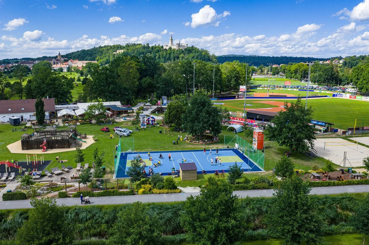 Hluboká otevřela víceúčelové hřiště a vyčíslila ekonomické přínosy sportu.