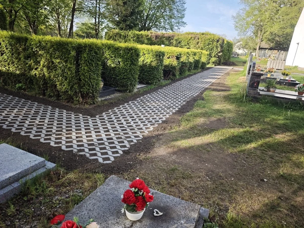Po letech bláta a kaluží. Hřbitov v Boršově nad Vltavou má nové chodníky