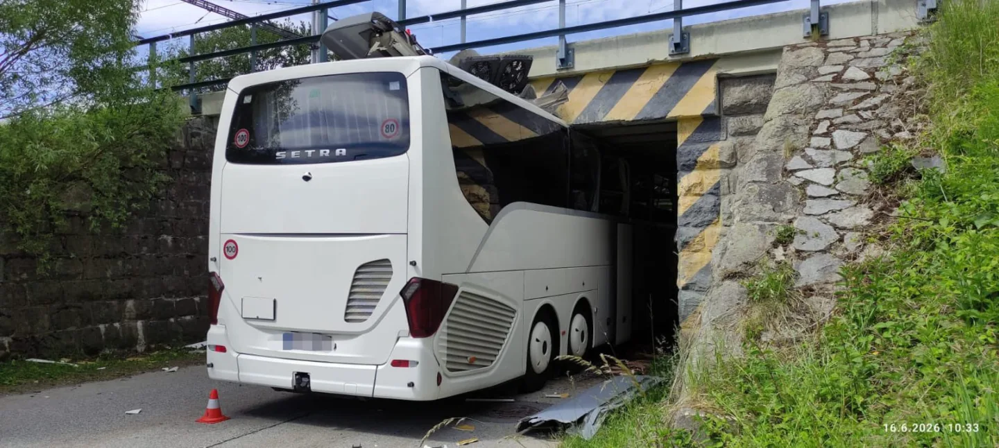 Autobus se u Dolního Dvořiště zasekl pod viaduktem. Řidič nerespektoval značení