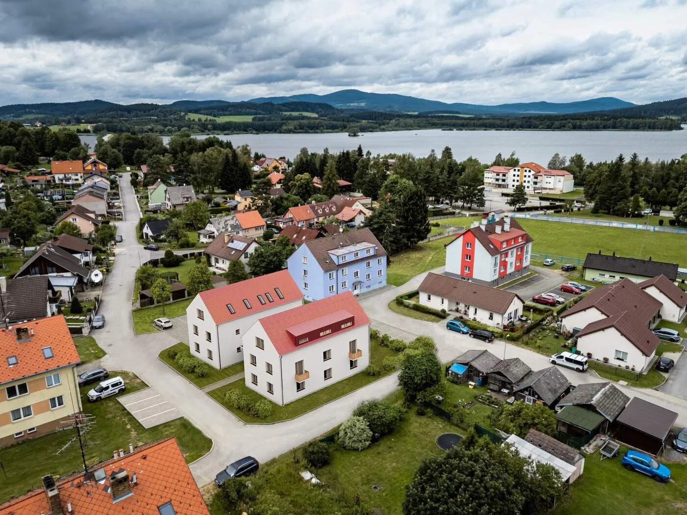 Moderní byty v Černé v Pošumaví lákají na druhý domov i investici
