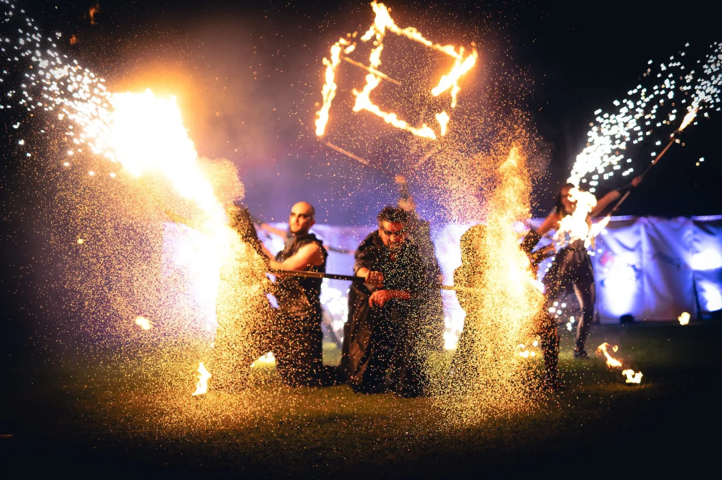 Ohňová show, akrobaté i koupání. Volyňské koupaliště ožije festivalem Art Camp