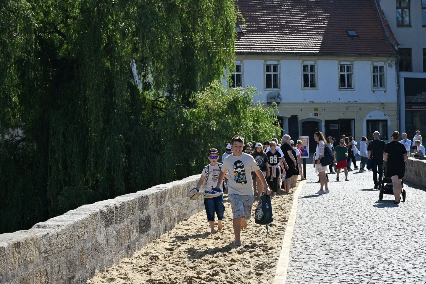 Místo dlažby písek. Nejstarší kamenný most v Česku se proměnil v pláž