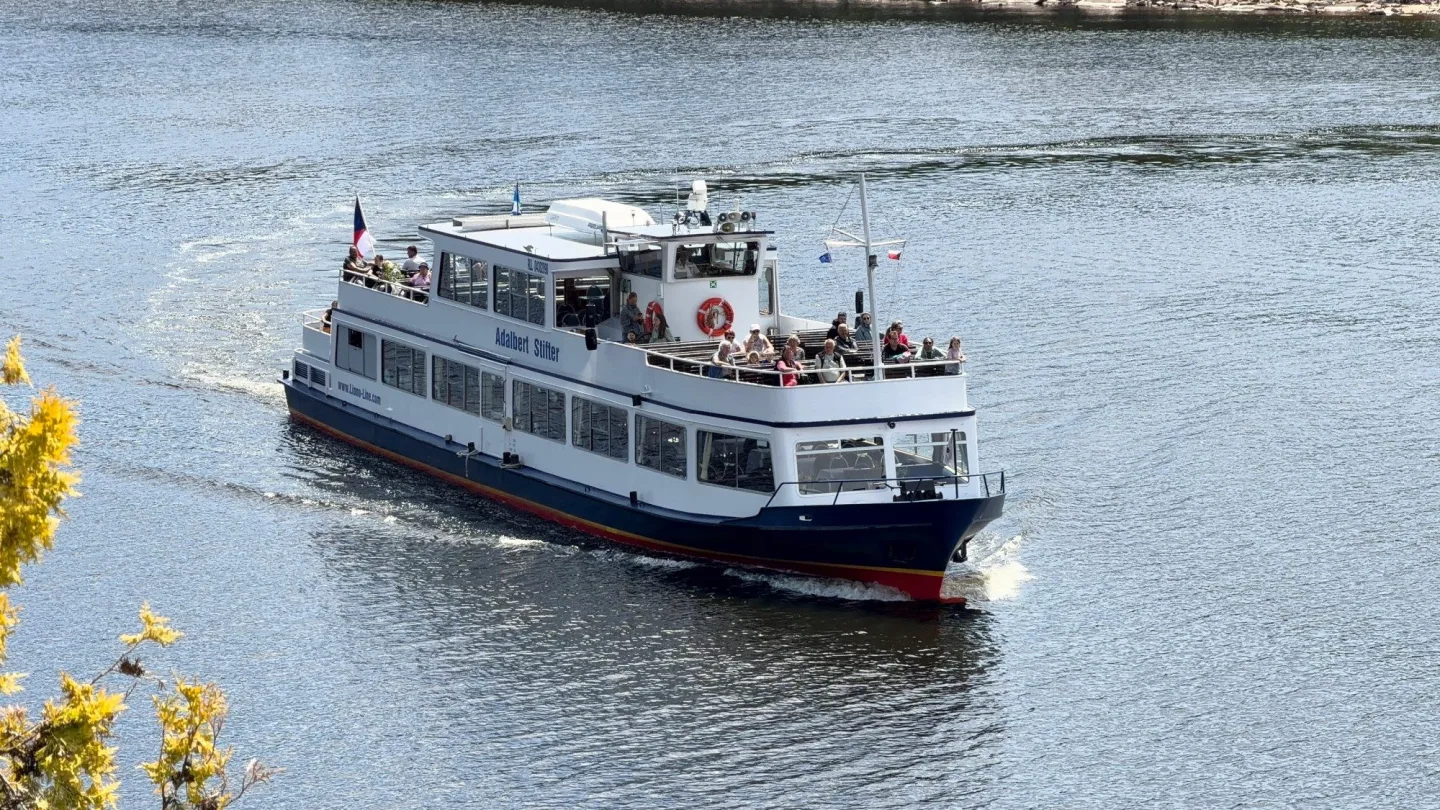Na Lipno trochu jinak. Lodní výlet nabídne výhledy, zážitky i chvíli klidu