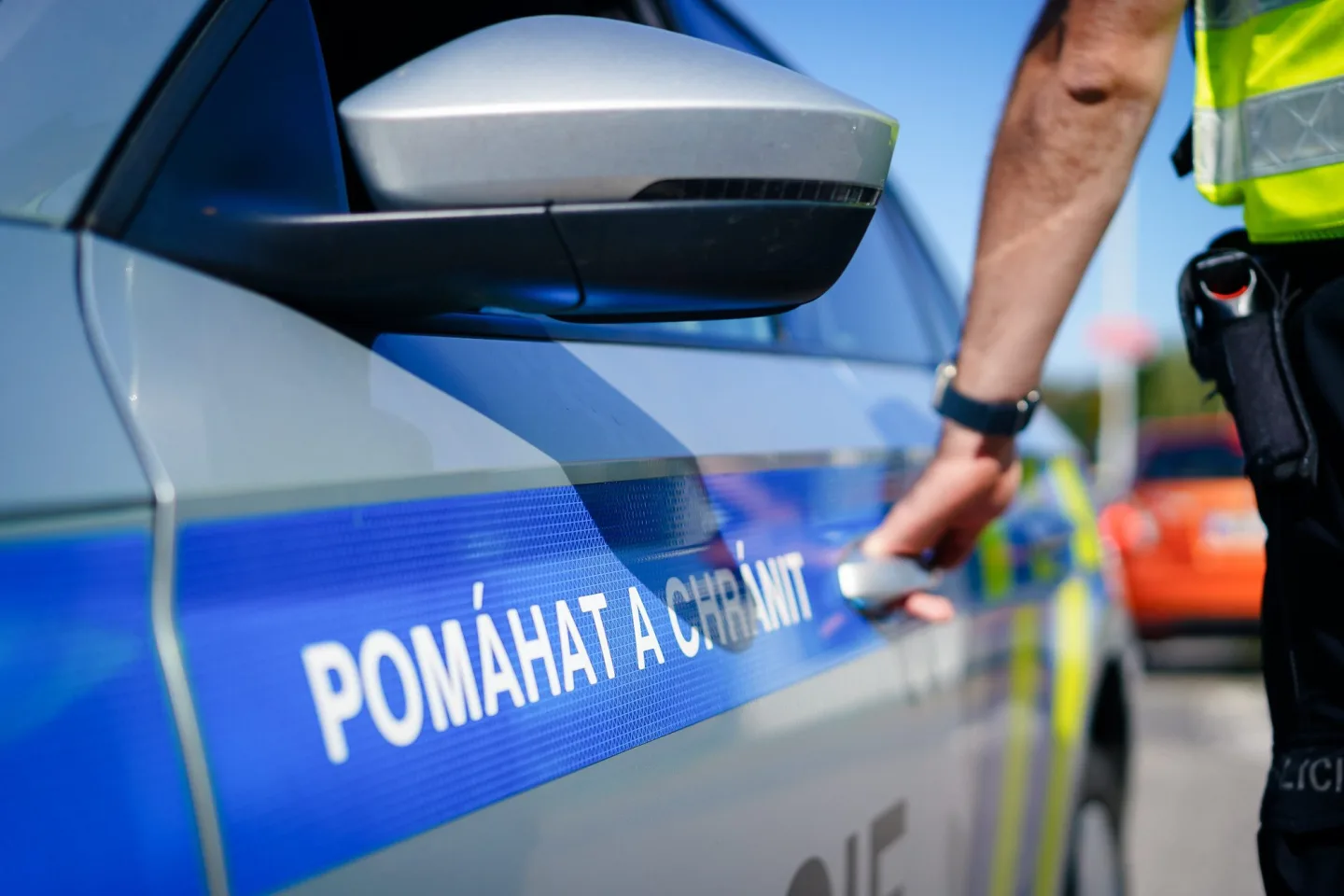 Střet motorkáře s autem zablokoval hlavní tah. Pro těžce zraněného letěl vrtulník