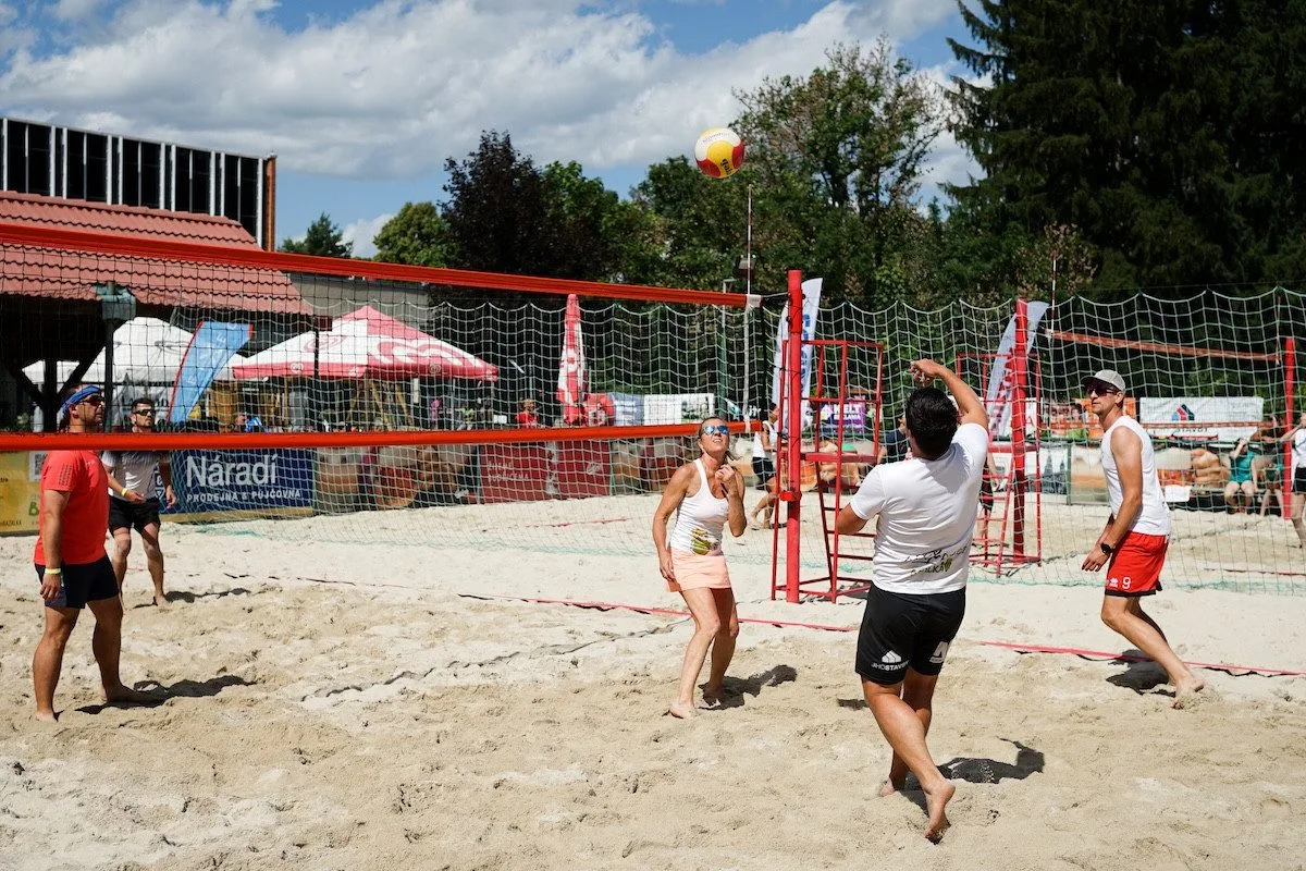 Jubilejní turnaj Beach pro BAZALKU vynesl na podporu centra 173 tisíc korun