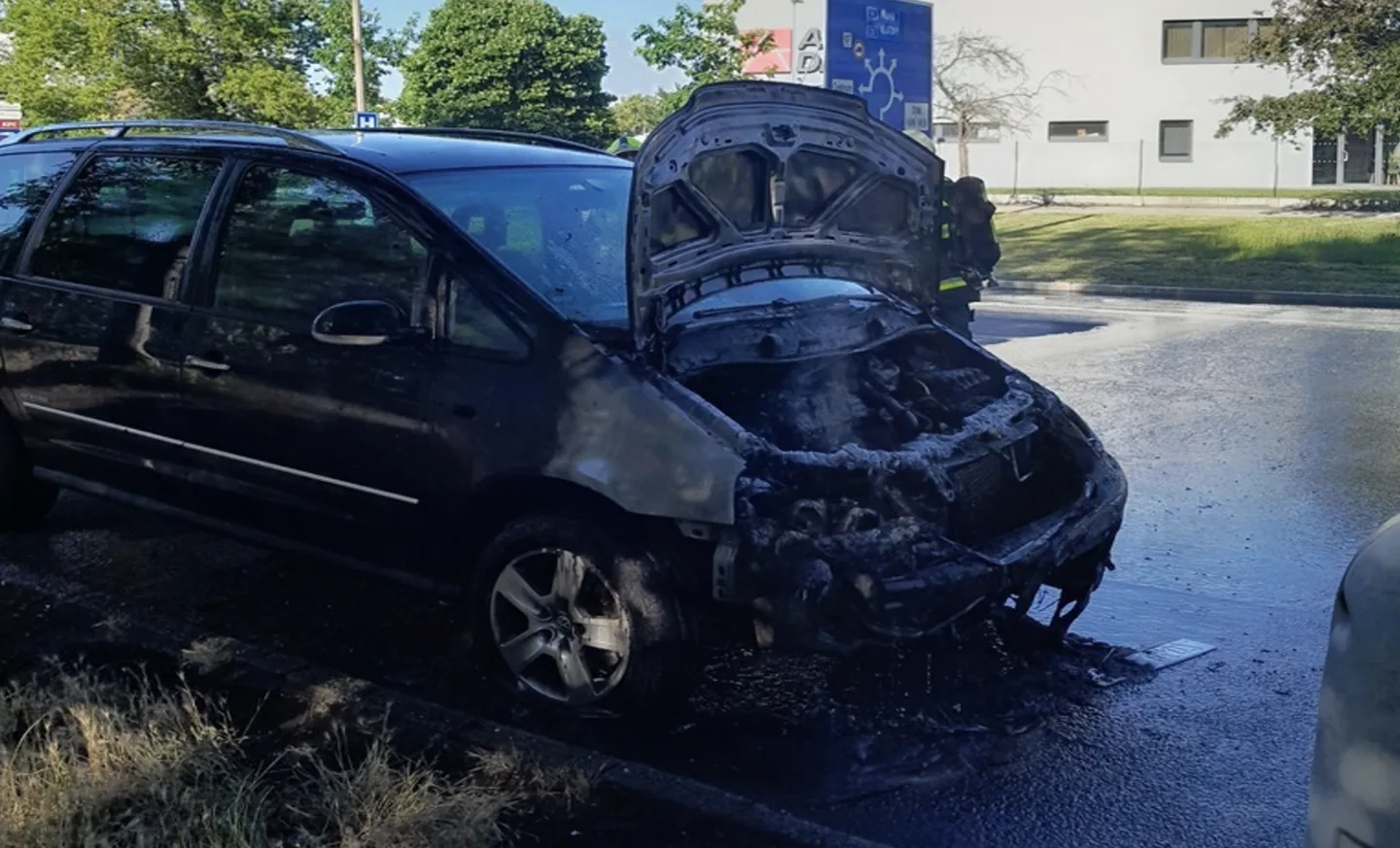 Auto ve Strakonicích za jízdy začalo doutnat a následně vybuchlo.