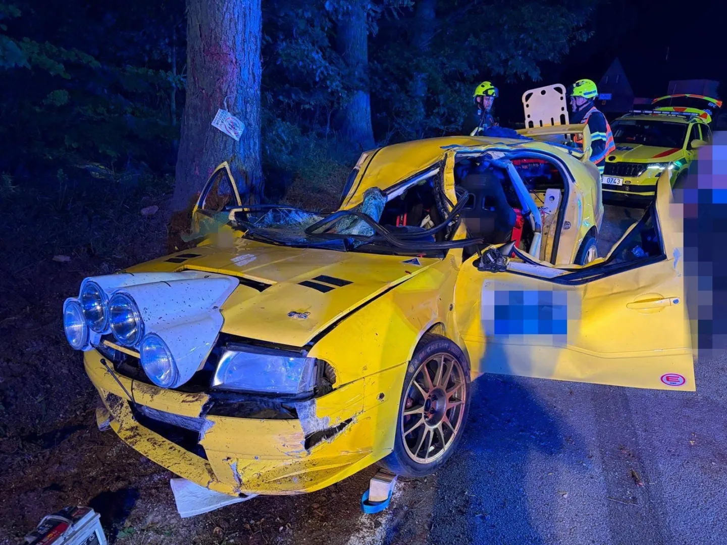 Nehoda na rallye skončila vážným zraněním řidiče, do akce vzlétl vrtulník