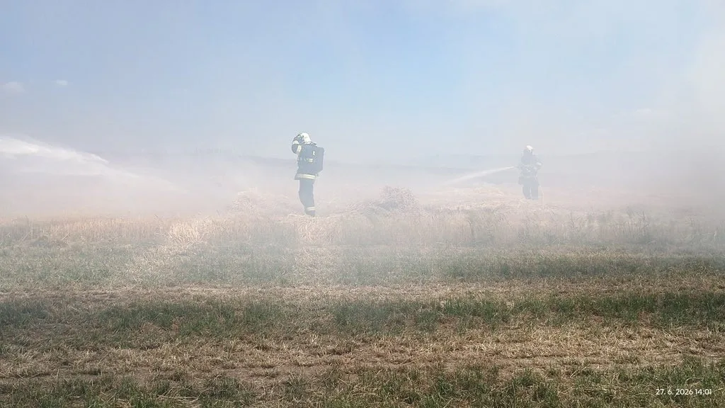 Požár pole na Strakonicku zaměstnal několik jednotek hasičů