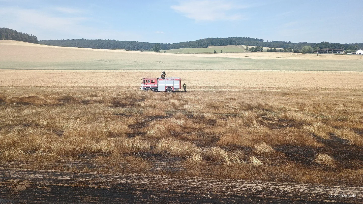 Požár pole na Strakonicku zaměstnal několik jednotek hasičů