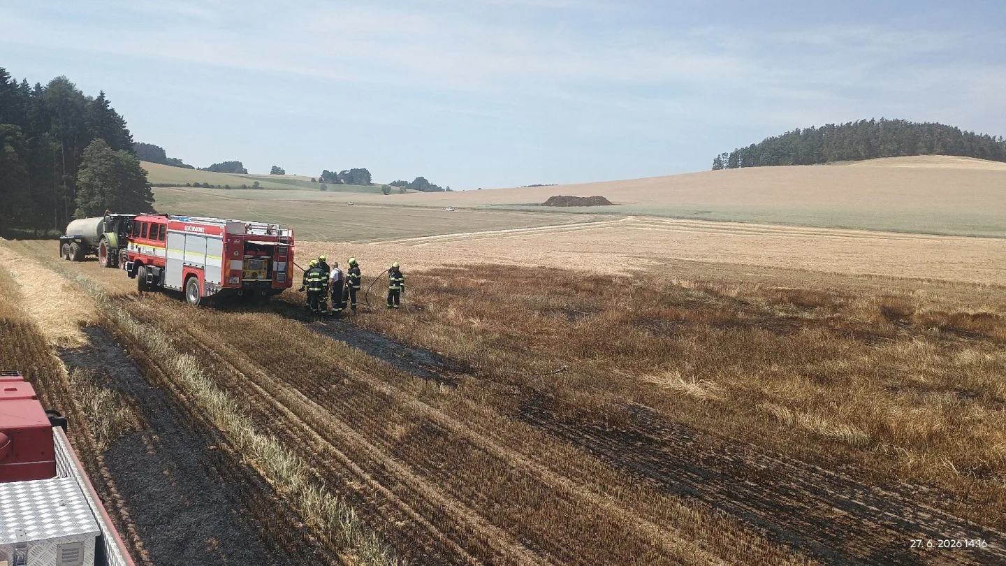 Požár pole na Strakonicku zaměstnal několik jednotek hasičů