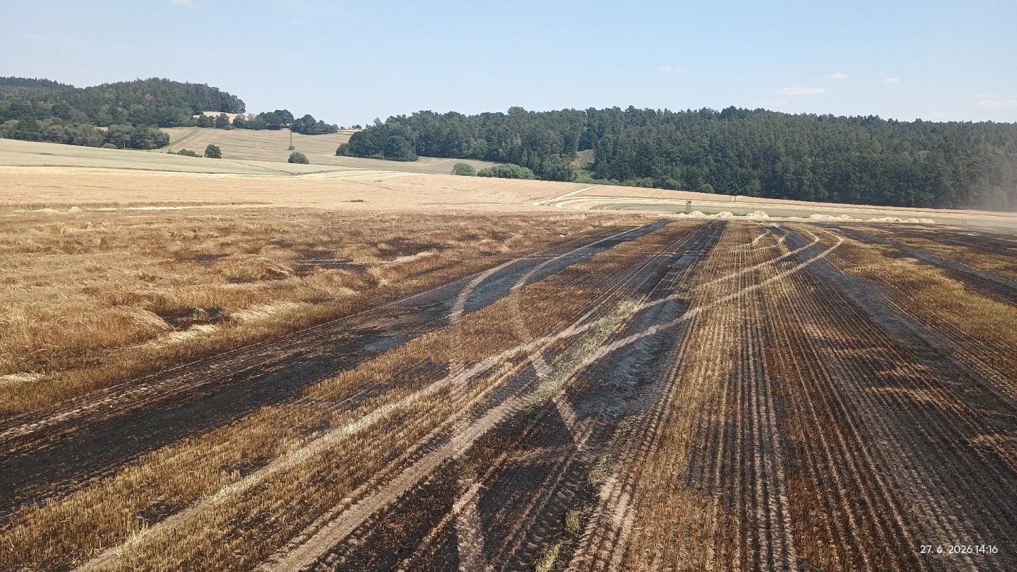 Požár pole na Strakonicku zaměstnal několik jednotek hasičů