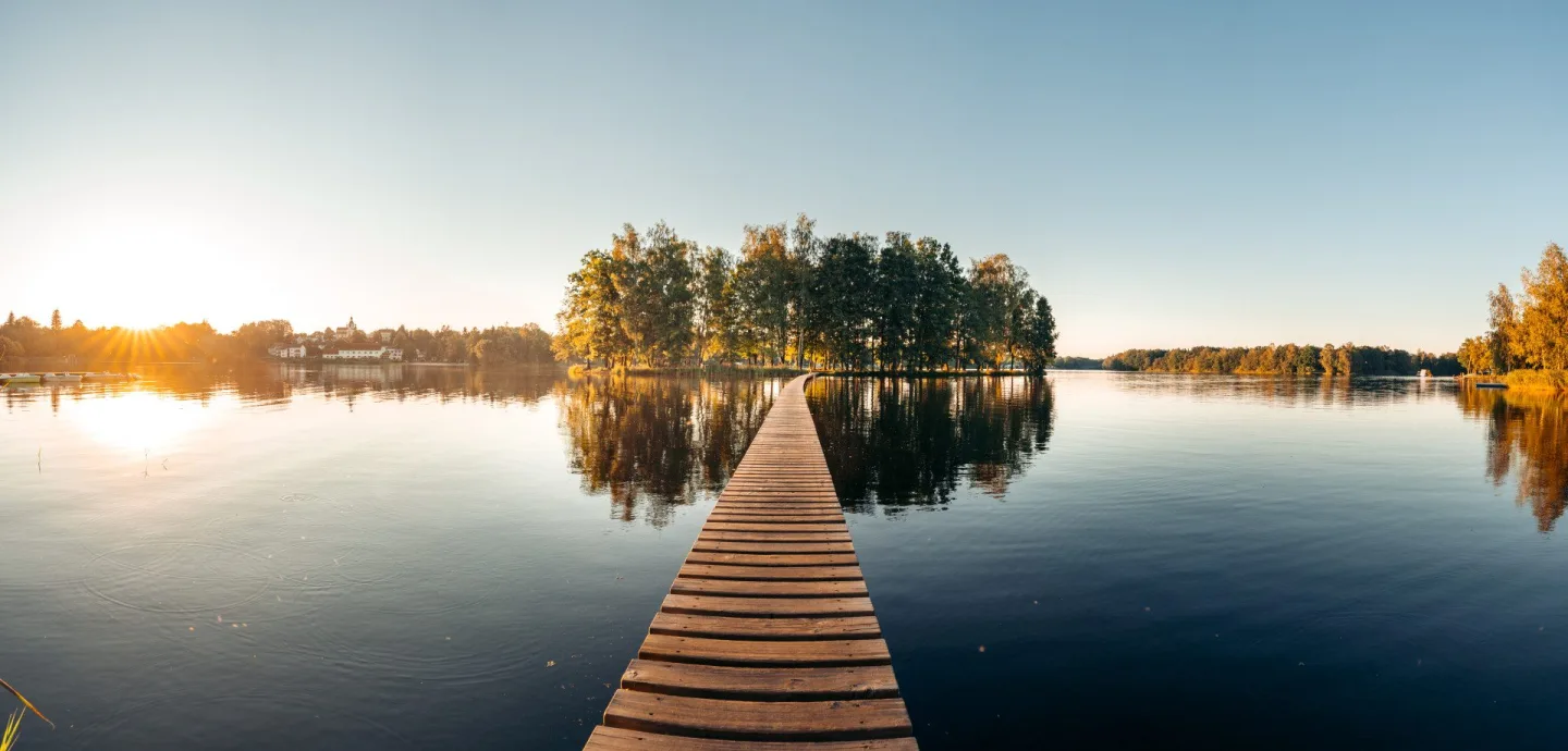 Hygienici varují. Na Orlíku platí zákaz koupání a voda už se kazí i na Lipně
