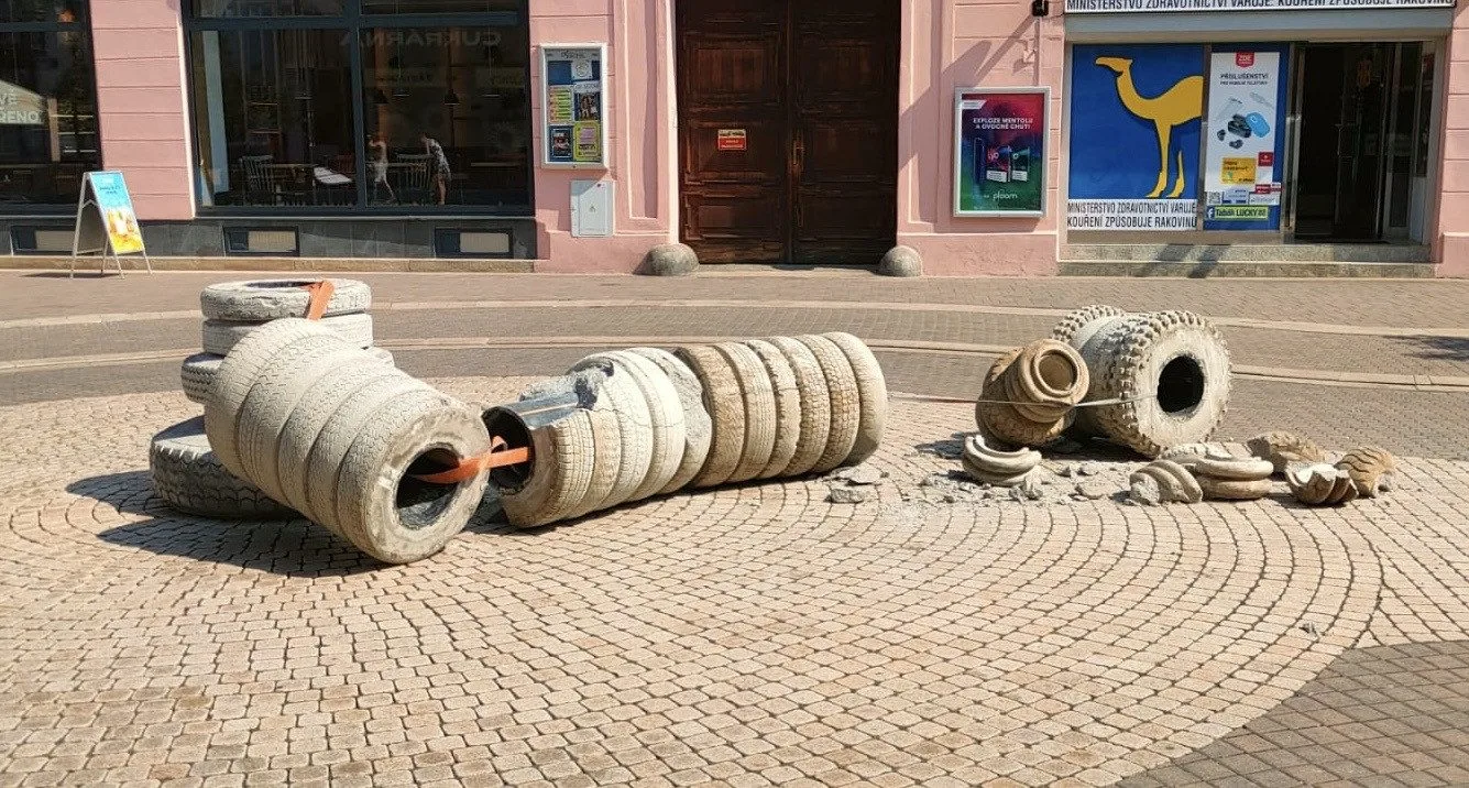 Nepozorný řidič nacouval do uměleckého díla v Budějcích, škoda je tři sta tisíc