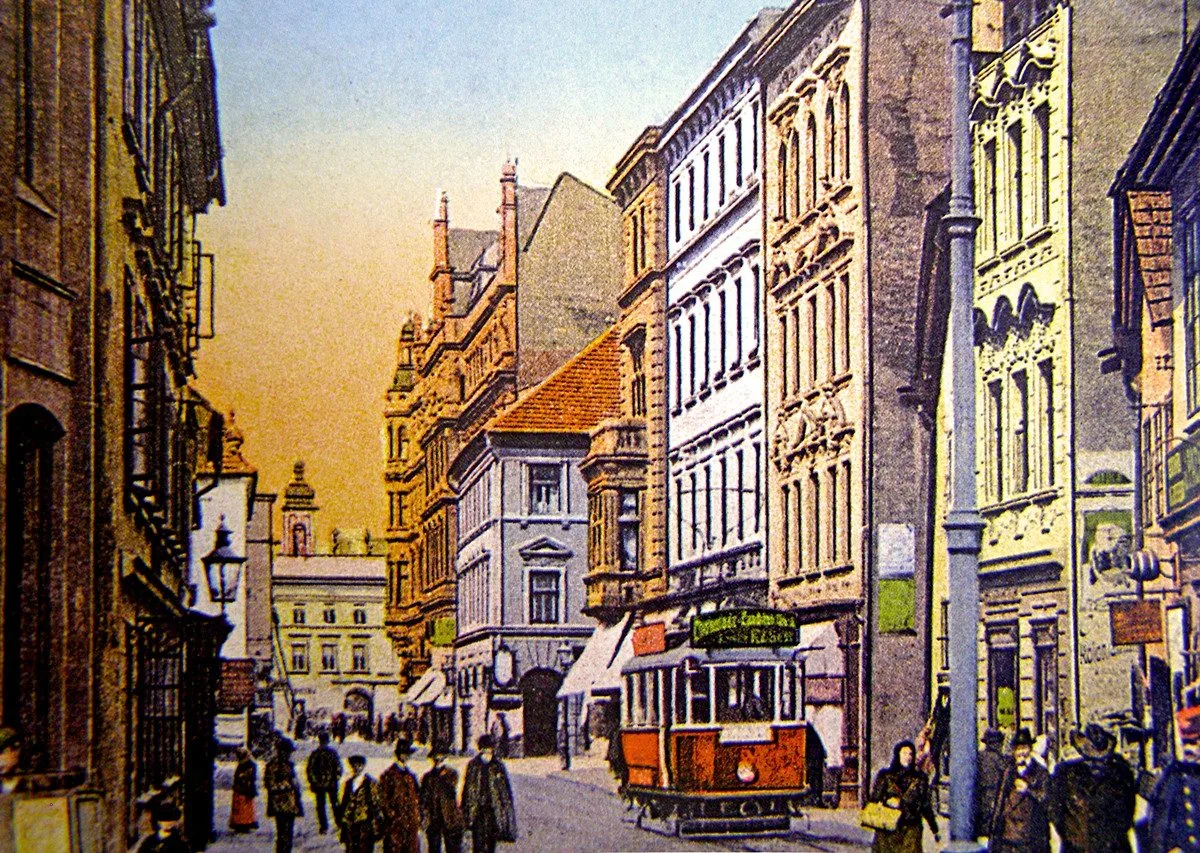 Pohled Vídeňskou k náměstí přibližně po roce 1909 (tramvaje)