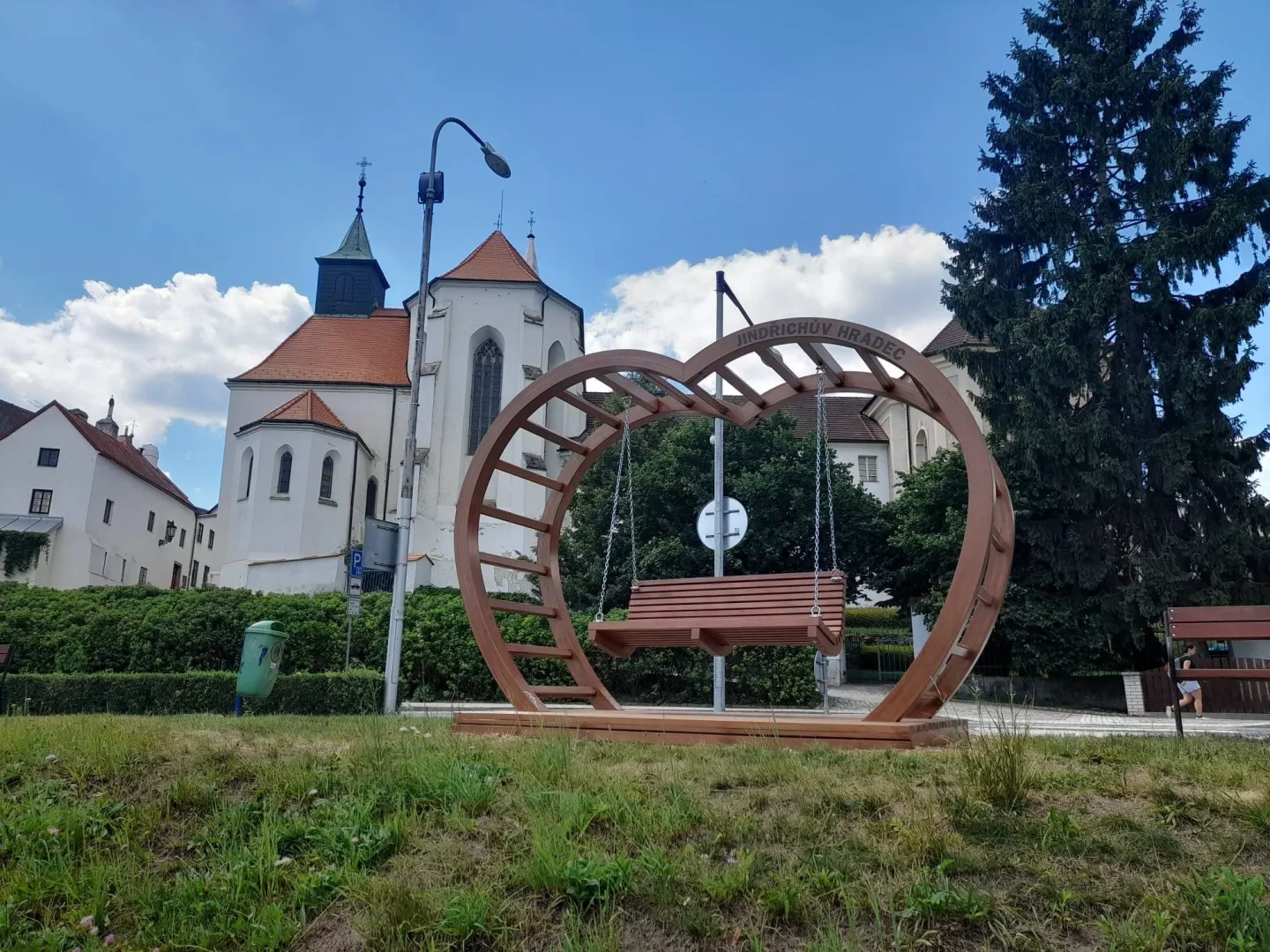 Nový fotopoint i místo k posezení. Nábřeží v Jindřichově Hradci doplnily LOVEčky