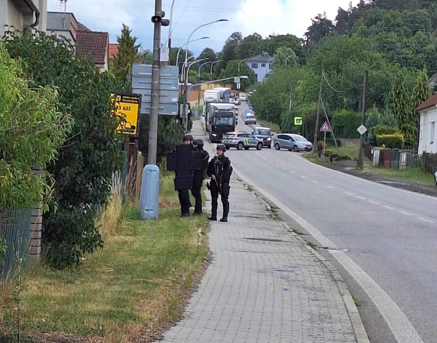 Policie ve Strakonicích pátrá po ženě se střelnou zbraní, mířila na svého souseda