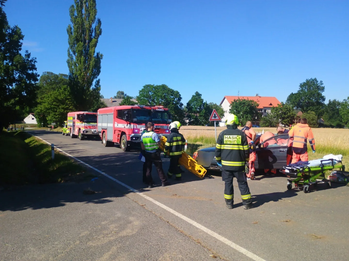 U Svatkovic havarovalo auto. Zraněného seniora vyprošťovali hasiči