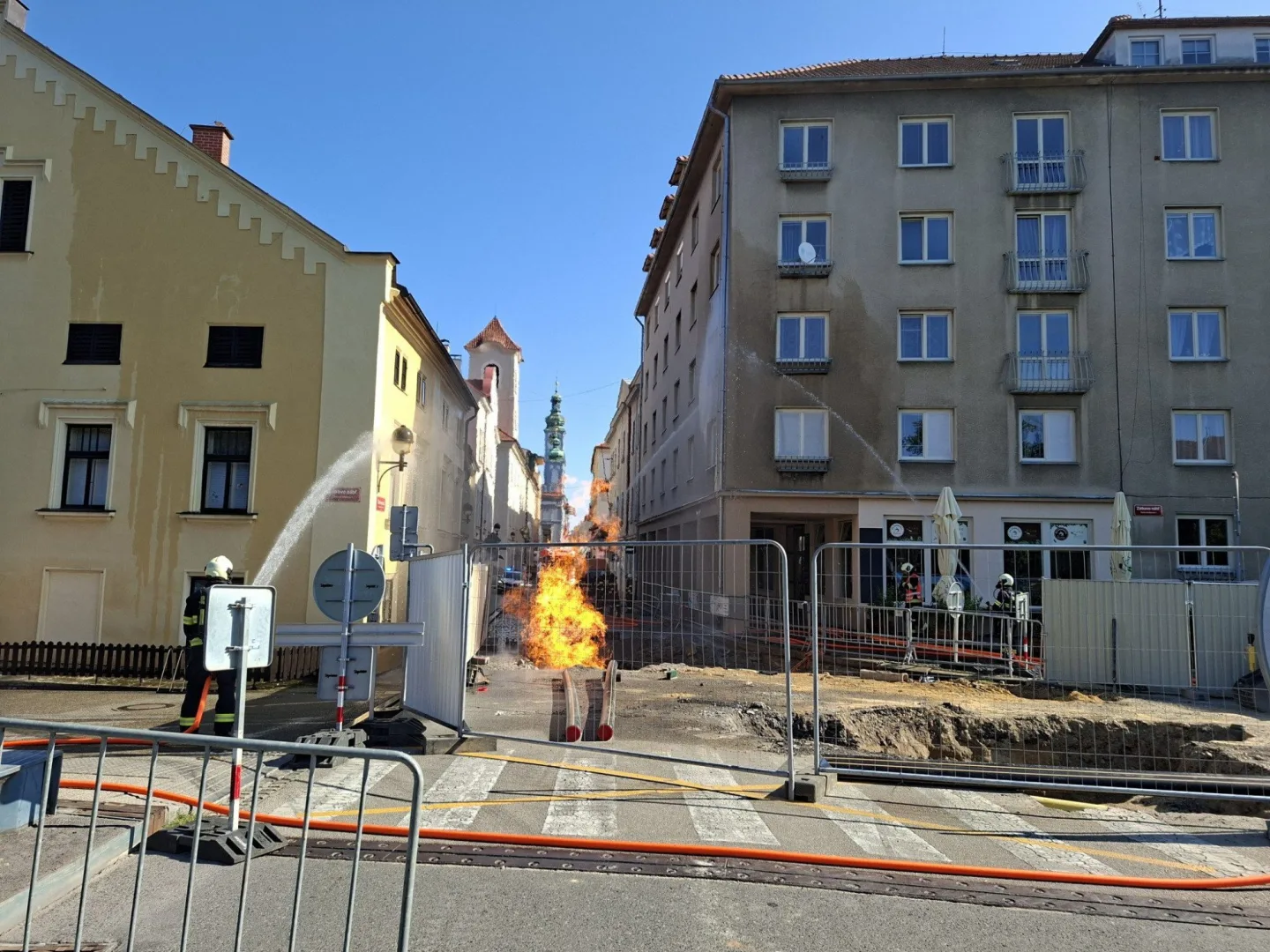 Plameny šlehají pět metrů do výšky. Hasiči zasahují u požáru plynu v Budějcích