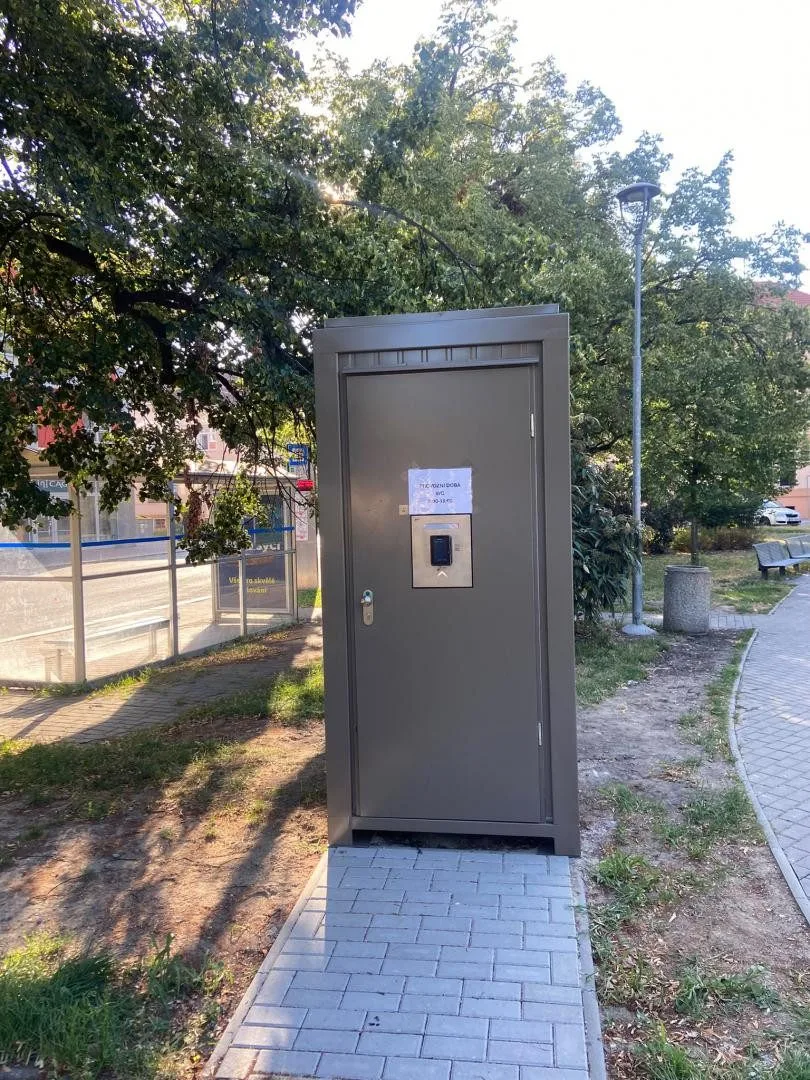 U dětských hřišť v Budějcích přibyly nové toalety. Použít je můžete za 10 korun
