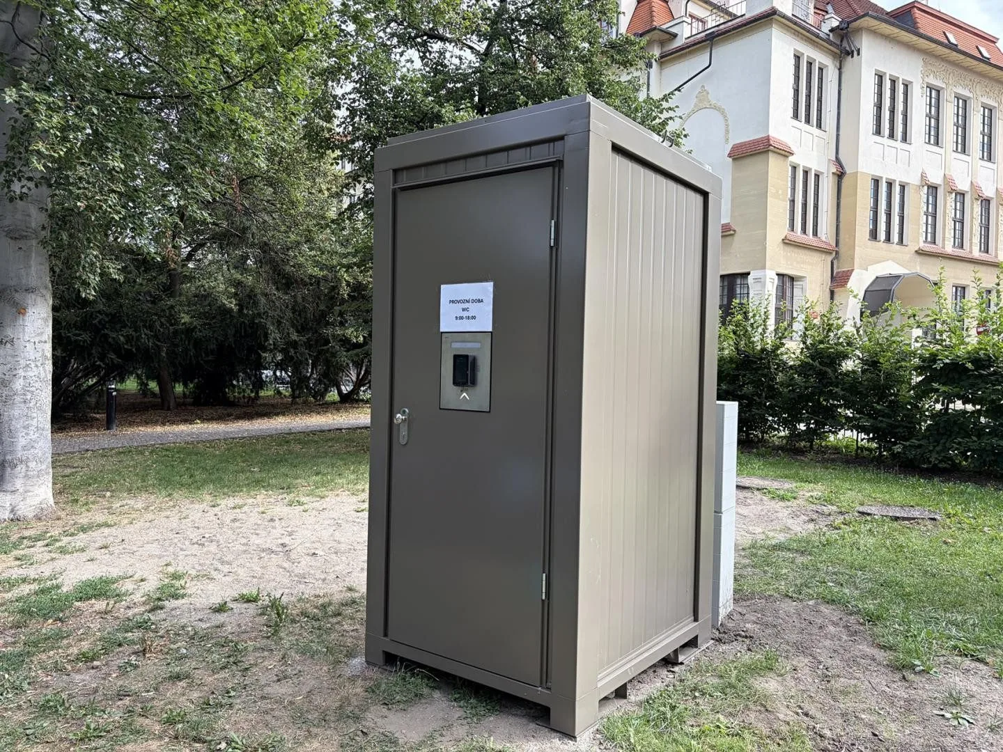 U dětských hřišť v Budějcích přibyly nové toalety. Použít je můžete za 10 korun