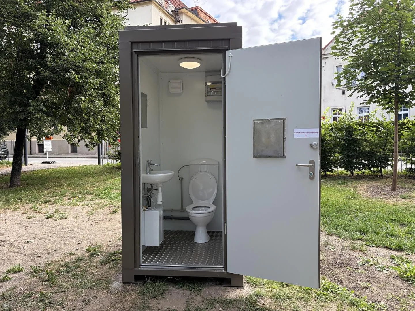 U dětských hřišť v Budějcích přibyly nové toalety. Použít je můžete za 10 korun