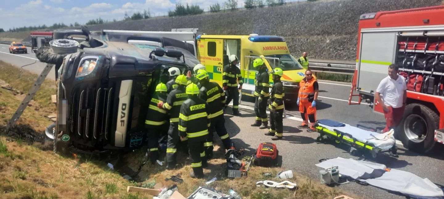 Na D3 havaroval kamion, doprava stojí. Pro zraněného řidiče letěl vrtulník